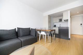 1030 SCHAERBEEK (Allée des Freesias 18) - Gelegen in de bloemenwijk van Schaerbeek, vlak bij de NAVO en het Josaphatpark, biedt Trevi u een gemeubileerd appartement met 1 slaapkamer van ± 50 m² aan, gelegen op de 3e verdieping aan de tuinzijde, met liften. Dit appartement is als volgt ingedeeld: Entreehal met inbouwkasten, woonkamer, volledig uitgeruste keuken (koelkast/vriezer, vaatwasser, oven, kookplaten, magnetron), slaapkamer met inbouwkasten, badkamer met handdoekdroger, gemeenschappelijke wasruimte met wasmachines en drogers. Het hele appartement is voorzien van parketvloeren en verduisteringsgordijnen.<br />Huurprijs: 1140€<br />Kosten: Vooruitbetaling van 180€ (water, verwarming, elektriciteit, wasruimte, gemeenschappelijke ruimtes)<br />EPB: C- (146 kWh/m²/jaar // 29 kg/m²/jaar).<br />Voorkeur voor een huurovereenkomst van 3 jaar - Beschikbaar vanaf 15/08<br /><br />Informatie bezichtigingen: Laetitia Meylemans LMEYLEMANS@TREVI.BE - 0485 087 183