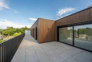 <p>Knap nieuwbouw penthouse met 3 kamers en zalig groot zuidwest gericht terras. <br /><br />Het appt is gebouwd met kwalitatieve materialen en heeft een handige indeling. Grote leefruimte met open keuken en gezellige zithoek. Grote ramen geven uit op aangenaam terras. Naast keuken: berging/wasplaats met technieken. Gastentoilet in inkomhal. 2 kleinere slaapkamers, douchekamer, master bedroom met ‘en suite’ dressing en badkamer met toilet. <br /><br />Technisch: vloerverwarming met koeling, warmtepomp, 4 zonnepanelen, zonnewering aan de ramen op de zuidkant. BEN-woning met E-peil E6.<br /><br />Toegang gebouw via Jubellaan + met auto/fiets of te voet via achtergelegen doodlopende Barbarastraat. <br /><br />Locatie: vlakbij Mechelen station, bushalte, oprit E19 Brussel- Mechelen, fietsafstand van centrum, scholen en winkels, en qua recreatie zijn Leuvense Vaart, het Domein van Hofstade en Planckendael vlakbij. <br /><br />Er is een ondergrondse parkeerplaats, kelderberging en fietsenstalling voor 2 fietsen.<br /><br />Huurprijs: 1.450 eur per maand voor het appartement + 150eur voor de parkeerplaats, kelderberging en fietsenstalling.<br /><br />Gemeenschappelijke lasten: 150eur per maand (onderhoud/water/elektriciteit gemene delen &amp; lift, syndicus)<br /><br />Huurwaarborg 3 maanden: 4.800eur.<br /><br />Beschikbaar: 1/12/2025.<br /><br />Bezichtigingen: 015 33 19 19 of laura.van.dyck@quares.be</p>