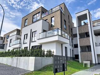 <p><span>Aan de rand van het centrum van Scherpenheuvel vindt u dit ruime en energiezuinige nieuwbouwappartement van 106m², gelegen op de eerste verdieping. </span></p><p><span>Het appartement werd eind 2024 opgeleverd en beschikt over een aangenaam zuidgericht terras van 12m².<br />Een belangrijke troef: de verkoop gebeurt onder registratierechten, wat voor de koper een aanzienlijk financieel voordeel betekent.<br />De lichtrijke leefruimte vormt het hart van het appartement. Dankzij de grote raampartijen geniet u hier van een overvloed aan natuurlijk licht. </span></p><p><span>De open, volledig ingerichte keuken sluit mooi aan aan de eet- en zitkamer en biedt rechtstreeks toegang tot het terras aan de straatzijde.<br />Via de inkomhal komt u in de nachthal, die toegang geeft tot twee slaapkamers, een praktische berging, een apart toilet en een ingerichte badkamer.<br />Ook op energetisch vlak scoort dit appartement uitstekend. Met een E-peil van slechts 3 en dus een A-label bent u verzekerd van een energiezuinige woonst. </span></p><p><span>De vloerverwarming en vloerkoeling via warmtepomp zorgen in elke ruimte voor een comfortabel binnenklimaat, het hele jaar door. </span></p><p><span>Daarnaast dragen de 4 zonnepanelen bij aan lage energiekosten.<br />Achter het appartementsgebouw bevindt zich een ruim gemeenschappelijk grasveld, toegankelijk voor alle mede-eigenaars. </span></p><p><span>Deze groene buitenruimte is ideaal om tot rust te komen, de hond even uit te laten of kinderen veilig te laten spelen.<br />Kortom: een ruim, comfortabel en uiterst energiezuinig nieuwbouwappartement op een uitstekende ligging nabij het centrum van Scherpenheuvel.</span></p><p><span> </span></p><p><span>Mogelijkheden om bij aan te kopen:</span></p><p><span>In de afgesloten kelderverdieping is autostaanplaats P1 apart bij aan te kopen. Deze staanplaats P1 kan, mits beperkte aanpassingen, worden ingericht als afgesloten garagebox.<br />Daarnaast bestaat de mogelijkheid om een ruime, mindervalide parkeerplaats met extra, achterliggende berging bij aan te kopen.</span></p><p><span>Verder is er ook bestaat er ook de mogelijkheid om nog een derde ondergrondse autostaanplaats die ook dienst kan doen als zeer ruime berging bij aan te kopen.</span></p><p><span> </span></p><p><span>Interesse? Neem gerust contact op voor meer informatie of een bezoek ter plaatse.<br />Contacteer ons voor een bezoek op 013 31 25 22 of mail <span>nathalie@immodiest.be</span></span><span><br />We helpen je met een glimlach verder op zoek naar jouw nieuwe thuis.<br />In afwachting van het bezoek kan u alvast de virtuele tour bekijken.</span></p><p><span> </span></p>