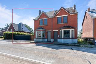 <h2><span>Op de Oostereindestraat 72 in Lummen vind je deze charmante en energiezuinige woning te koop.</span></h2>
De woning heeft een centrale ligging in Lummen, met winkels, scholen en openbaar vervoer in de nabije omgeving. Dankzij de vlotte verbinding naar de E314 bereik je snel Hasselt, Leuven en de omliggende gemeenten.<br /><br />Via de inkomdeur kom je terecht in de gezellige leefruimte met houtkachel, die aansluit op de eetkamer. Vanuit de eetkamer heb je toegang tot de uitgeruste keuken met kookeiland, kookplaat, oven, microgolfoven en kastruimte. Via de zijdeur in de keuken bereik je rechtstreeks het terras en de tuin. Aansluitend vind je de ruime badkamer met douche, lavabo en toilet.<br /><br />Op de eerste verdieping bevinden zich twee ruime slaapkamers met parketvloer, waarvan één voorzien is van ingemaakte kasten. De zolderverdieping kan ingericht worden als een derde slaapkamer. Dankzij het Velux-raam geniet je hier van een mooi uitzicht op de tuin en het omliggende groen. <br /><br />Buiten geniet je van een tuin van ca 500 m². Achteraan bevindt zich nog een tuinhuis voor extra opslagruimte. Daarnaast is er nog een verhard gedeelte aanwezig dat tal van mogelijkheden biedt, zoals het plaatsen van een tweede tuinhuis of een extra terras. Daarnaast beschikt de woning over voldoende parkeermogelijkheden naast de woning.<br /><br /><strong>Troeven van deze woning in Lummen</strong>

<ul>
	<li>Drie slaapkamers</li>
	<li>Dak vernieuwd in 2020</li>
	<li>15 zonnepanelen</li>
	<li>EPC C (209 kWh/m² jaar)</li>
	<li>Conforme elektrische keuring</li>
	<li>Parketvloer op de eerste verdieping en zolder</li>
	<li>Kelder als extra bergruimte</li>
	<li>Verwarming op gas</li>
</ul>
Interesse in deze woning te koop in Lummen? Contacteer ons via lize@optie-m.be of bel naar 0468 21 87 49. <br /><br />Wil je weten wat jouw woning waard is? Contacteer ons via bovenstaande gegevens voor een vrijblijvende waardebepaling.<br /><br />Extra informatie: GVV / WGLK / GMO / GVKR / GV
