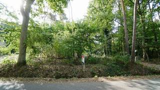 Rustig en residentieel gelegen bouwgrond van 15 are voor open bebouwing. Gelegen vlakbij golf-en meerdomein.<br />Zuid tot zuid-oost georiënteerd.<br />Maximum bebouwbare oppervlakte: 250m². <br />Afmetingen: circa 25m x 59m50.<br />Kroonlijsthoogte maximum 6m of 6m50 bij plat dak.<br />Maximaal 2 bewoonbare niveau's.<br />Goedgekeurde verkaveling. Geen bouwverplichting.<br />Opmetingskosten ten laste van koper.<br />Adres: Bollostraat rechts van nr. 13 (lot 1).<br />Plan en voorschriften op https://www.schoeters.be/portefeuille/detail.php?item=b&sorting=&ref=10599<br />Stedenbouwinfo: woonpark = residentieel woongebied - verkavelingsvergunning - geen voorkooprecht - geen rechterlijke herstelmaatregel of bestuurlijke maatregel opgelegd. Perceelscore A. Geen risicozone voor overstromingen