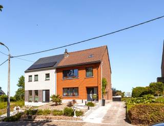 Doe een bod vanaf 399 000 euroWelkom in deze smaakvole gerenoveerde halfopen bebouwing in Roosdaal (Pamel). De woning combineert rust, ruimte en een vlotte bereikbaarheid met treinverbinding. De woning werd grondig vernieuwd met o.a. elektriciteitleidingen, waterleidingen en gascondensatieketel. Op het gelijkvloers: inkomhal met vestiaire, keuken, lichtrijke leefruimte met open haard, eetplaats, veranda en bijgebouw met extra mogelijkheden. Op de verdieping: 2 slaapkamers en een badkamer met bad en inloopdouche, een derde slaapkamer met dressing en een douchekamer.Verder beschikt de woning over een westelijk georiënteerde tuin met open zicht, 2 garages, ruime parkeermogelijkheden, kelder en PVC-ramen met dubbel glas en rolluiken. EPC: D – 327 kWh/m². Instapklaar met veel potentieel op een toplocatie. Kom deze prachtige woning in een groene en rustige omgeving snel ontdekken. Laat u verleiden door haar charme , lichtrijke ruimtes en aangename leefomgeving! Een unieke kans die u niet mag missen!