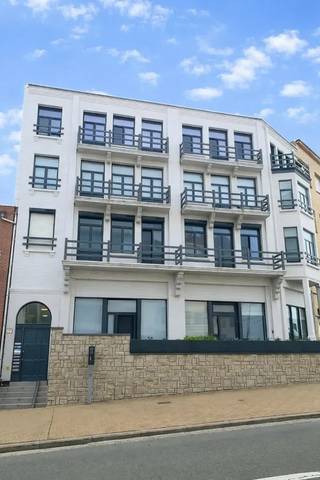 Profitez chaque jour d'une vue à couper le souffle dans cet appartement lumineux et spacieux de 102 m², idéalement situé en bord de mer. La...