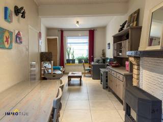 <p>Deze charmante woning verwelkomt u op het gelijkvloers met een inkomhal en gastentoilet, een gezellige woonkamer met eetplaats, een ingerichte keuken en een moderne badkamer uitgerust met inloopdouche, toilet en lavabo.<br /><br />Op de eerste verdieping bevinden zich twee comfortabele slaapkamers, terwijl de bovenste verdieping plaats biedt aan een extra (slaap)kamer.<br /><br />Aansluitend aan de keuken ligt een charmant terras waar u heerlijk kunt ontspannen.<br /><br />Neem zeker al eens een kijkje binnenin via onze <strong>virtuele rondleiding</strong>!<br /><br />Deze woning geniet van een <strong>gunstige ligging</strong> op wandelafstand van het centrum van Erembodegem, met in de nabije omgeving winkels, scholen en gezellige horecazaken. Een ideale keuze als <strong>starterswoning of investering</strong>!<br /><br />Voor meer informatie of een bezoek, contacteer ons via <strong>steffen@immotijl.be </strong>of <strong>053 42 46 99.</strong></p>