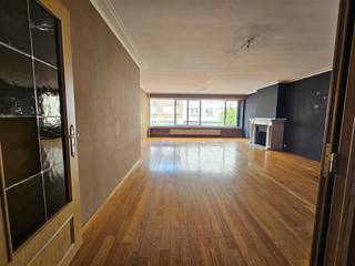 Borgerhout: Turnhoutsebaan: zeer ruim appartement. Appartement met grote living, ook de keuken en badkamer zijn ruim. Het appartement heeft een mooie...