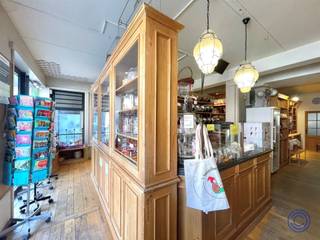 <p><span>Informatie handelspand</span></p><p><span>Charmante winkelruimte ca. 60m² op toplocatie aan het Gemeenteplein in Kontich, recht tegenover het Sint-Jozefinstituut en aan de voet van de Sint-Martinuskerk. Deze instapklare ruimte beschikt over een etalage van ca. 7m breed en een stijlvolle parketvloer. Achteraan bevindt zich een ruime bergruimte ca. 30m² en een apart toilet met lavabo. Het pand is uitgerust met ingebouwde verlichting, radiatoren en een alarminstallatie. Mogelijke invulling: kantoor, winkel of gelijkaardige activiteit. Er is mogelijkheid en voorkeur tot overname van het handelsfonds van de snoepwinkel met 41 jaar geschiedenis, inclusief inrichting (kwaliteitsvolle houten kasten, toonbank, tafels, etc), klantendatabase, vergunningen en handelsnaam. De winkel ligt in een levendige buurt met scholen, horeca en winkels, parkeergelegenheid om de hoek en goede visibiliteit. Beschikbaarheid in onderling overleg met de huidige huurder.</span></p><p><span> </span></p><p><span>Indeling</span></p><ul><li><span>Charmante winkelruimte ca. 60m² met brede etalage van ca. 7m breed, voorzien van stijlvolle parketvloer. </span></li><li><span>Aansluitend een ruime opslagruimte ca. 30 m². </span></li><li><span>Achteraan bevindt zich een toilet met lavabo. </span><span><br /><br /></span></li></ul><p><span>Extra's</span></p><ul><li><span>Alarminstallatie aanwezig.</span></li></ul><ul><li><span>Verwarming via een condenserende gasketel + radiatoren.</span></li><li><span>Over het gehele pand is ingebouwde verlichting aanwezig. </span></li><li><span>Mogelijke invulling: kantoor, winkel of gelijkaardige activiteit.</span></li></ul><p><span> </span></p><p><span>Mogelijkheid en voorkeur tot overname handelsfonds: instapklare snoepwinkel met 41 jaar geschiedenis. De inrichting omvat kwaliteitsvolle houten kasten, toonbank, tafels, snoeppotten, etc. De handelszaak wordt volledig overgenomen, inclusief inrichting, klanten, vergunningen, voorwaarden leveranciers en handelsnaam. Er is geen personeel verbonden aan de zaak. Een lopende handelshuurovereenkomst sinds 1 juli 2017. Verkoop wegens medische redenen en prijs is onderling bespreekbaar. </span></p><p><span> </span></p><p><span>Huurinformatie</span></p><ul><li><span>Huurprijs: 1.550 EUR/ maand + provisie van 80 EUR/maand </span></li><li><span>Beschikbaarheid in onderling overleg met de huidige huurder.</span></li></ul><p><span> </span></p><ul><li><span>Onroerende voorheffing ten laste van de huurder (2025: ca. 1.210 EUR/jaar)</span></li></ul><ul><li><span>Aparte meters voor gas en elektriciteit. </span></li><li><span>Provisie: waterverbruik, syndicus, verbruik en onderhoud gemene delen, etc. </span></li></ul><ul><li><span>Waarborg: 2 maanden.</span></li></ul><p><span> </span></p><ul><li><span>Commissie vastgoedkantoor te betalen door de huurder: 15% van de jaarhuur excl. BTW.</span></li></ul><ul><li><span>Opmaak plaatsbeschrijving: onderling tussen huurder en verhuurder.</span></li></ul><p><span> </span></p><p><span>Gebouw</span></p><ul><li><span>Kelder, handelspanden op de gelijkvloers, 4 verdiepen met appartementen.</span></li></ul><p><span> </span></p><p><span>Ligging</span></p><ul><li><span>In het centrum van Kontich aan het Gemeenteplein met zicht op de Sint-Martinuskerk. </span></li><li><span>Verscheidene parkeermogelijkheden om de hoek.</span></li><li><span>Omringd door tal van scholen, restaurants, cafés en winkels.</span></li></ul><p><span> </span></p><p><span>De informatie in deze prospect is ter informatieve titel: de kandidaat-huurders moeten hun eigen zaak maken van het verkrijgen, controleren en interpreteren van deze informatie.</span></p><p><span> </span></p><p><span> </span></p><p><span> </span></p>