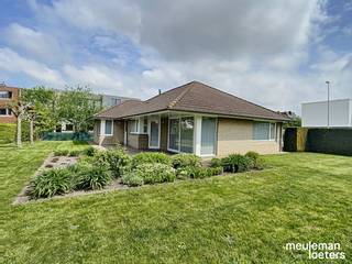 Deze uitstekend onderhouden gelijkvloerse woning met bouwjaar 1993 biedt een unieke combinatie van wooncomfort en een schitterende tuinbeleving.<br /><br />Het gunstige EPC-label B maakt deze woning bovendien future proof. <br /><br />De woning beschikt over een inkomhal met vestiaire en gastentoilet, een lichtrijke living en leefkeuken die beiden uitgeven op de tuin. Verder omvat de woning twee volwaardige slaapkamers, een ruime badkamer, een wasberging en een ruime garage met ingebouwde kastenwand en toegang tot de zolder.<br /><br />Naast de woning is een ruime oprit voorzien die plaats biedt voor twee wagens.<br /><br />Bijkomend is er een ruime zolder over de volledige woning, ideaal als extra bergruimte en met potentieel voor verdere invulling. De aangename zuidwest gerichte tuin en het deels overdekt terras bieden optimale zoninval en privacy en vormen een ideale plek om te genieten.<br /><br />Deze woning is perfect voor wie op zoek is naar levenslang wonen, een energiezuinige investering of een instapklare bungalow met potentieel. <br /><br />De woning bevindt zich op fietsafstand van het station Brugge en de Brugse binnenstad. <br />Oprit E40 en belangrijke verbindingswegen bevinden zich vlakbij. <br /><br />Kortom: een zeldzame opportuniteit die comfort, toegankelijkheid en kwaliteit moeiteloos combineert.