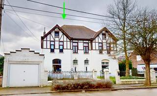 Op een uitstekende locatie nabij diverse invalswegen vindt u deze sfeervolle halfopen woning in cottage stijl. De woning combineert een...