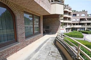 Via de inkomhal met vestiaire en gastentoilet betreedt u de sfeervolle woon- en eetkamer. Grote raampartijen zorgen voor veel natuurlijk licht...