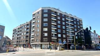 Op zoek naar een interessante commerciële investering in het centrum van Deinze? Deze gelijkvloerse handelsruimte, gelegen in de Gentstraat geniet een uitstekende en vlot bereikbare ligging nabij het centrum, winkels, horeca, openbaar vervoer en diverse voorzieningen.<br /><br />De handelsruimte omvat een ruime commerciële winkelruimte op het gelijkvloers, aangevuld met een praktische voorraadkamer en een ruime kelder wat zorgt voor heel wat extra opslagmogelijkheden.<br /><br />Momenteel is het pand verhuurd en wordt er een dagwinkel uitgebaat, waardoor deze eigendom meteen een interessante opportuniteit vormt voor investeerders die op zoek zijn naar een handelsruimte met een bestaande huurstroom.<br /><br />Dankzij de ligging langs de Gentstraat geniet het pand van een goede commerciële visibiliteit en is het zowel met de wagen als met het openbaar vervoer vlot bereikbaar. Een interessante locatie voor wie wil investeren in commercieel vastgoed in Deinze.<br /><br />Het pand valt onder de renovatieplicht.
