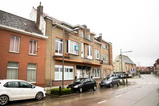 <p><span>Investeringspand “Au Canal” – uitstekende ligging en sterk rendementspotentieel</span></p><p><span>Ontdek residentie “Au Canal”, een kleinschalig appartementsgebouw met een uitstekende ligging op wandelafstand van het centrum. Dankzij de nabijheid van twee lagere scholen, een buurtwinkel voor dagelijkse boodschappen en een bushalte vlak voor de deur geniet dit pand van een bijzonder aantrekkelijke locatie voor huurders.</span></p><p><span>Het gebouw bestaat momenteel uit drie wooneenheden:</span></p><ul><li><span>Twee appartementen met elk één slaapkamer.</span></li><li><span>Eén woning met twee slaapkamers, mogelijkheid voor uitbreiding.</span></li></ul><p><span>Dit pand biedt niet alleen een onmiddellijke huuropbrengst, maar ook interessante mogelijkheden om het rendement verder te verhogen. Met enkele renovatie- en optimalisatiewerken bestaat de mogelijkheid om de bestaande indeling aan te passen en extra slaapkamers te creëren, waardoor de huurwaarde aanzienlijk kan stijgen.</span></p><p><span>Of u nu op zoek bent naar een investering die direct inkomsten genereert of naar een project met meerwaardepotentieel, residentie “Au Canal” combineert een gunstige ligging, verhuurbaarheid en toekomstig rendement in één aantrekkelijk vastgoedaanbod.</span></p><p><span>Troeven:<br /></span><span>✓</span><span> Wandelafstand van het centrum<br /></span><span>✓</span><span> Bushalte voor de deur<br /></span><span>✓</span><span> Buurtwinkel naast het gebouw<br /></span><span>✓</span><span> Twee lagere scholen in de directe omgeving<br /></span><span>✓</span><span> Drie verhuurbare wooneenheden<br /></span><span>✓</span><span> Mogelijkheid tot waardevermeerdering en hogere huuropbrengsten na renovatie<br /></span><span>✓</span><span> Ideaal investeringspand</span></p><p><span> </span></p><p><span> </span></p>