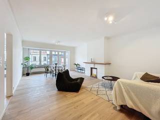 Energiezuinig appartement op een steenworp van tal van faciliteiten, bestaande uit een ruime inkomhal met afzonderlijk toilet en ingemaakte...