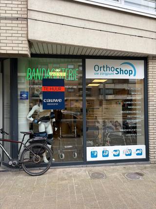 Op een toplocatie in het centrum van Heist bieden wij een uniek handelspand te huur aan (voormalige apotheek). Dit pand is ontstaan door...