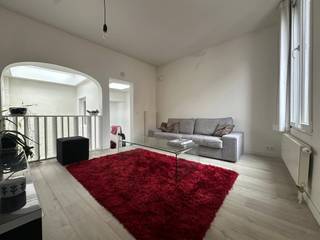 <p>Quares - TREVI Groep presenteert :<br />Ruim en lichtrijk gemeubeld triplex appartement in het historische hart van Antwerpen.<br /><br />Ontdek dit prachtig gerenoveerde en volledig gemeubelde triplex appartement, gelegen in een rustige straat midden in het historische centrum van Antwerpen. Hier geniet u van een unieke combinatie van absolute rust en een uiterst centrale ligging, op wandelafstand van alles wat de stad te bieden heeft.<br /><br />Via de trap bereikt u de eerste verdieping, waar een ruime inkomhal u verwelkomt. Aansluitend bevindt zich de royale eetruimte met open, volledig geïnstalleerde keuken, uitgerust met vaatwasser, koelkast met diepvries, oven en kookplaat. Dankzij de hoge plafonds en grote raampartijen baadt deze verdieping in natuurlijk licht, wat het gevoel van ruimte nog versterkt.<br /><br />Op de tweede verdieping bevindt zich de bijzonder aangename en lichtrijke woonkamer, evenals een apart toilet en een comfortabele badkamer met twee wastafels, bad en douche. Hier zijn ook een wasmachine en droogkast van Bosch diskreet weggeborgen.<br /><br />De derde verdieping herbergt een gezellige slaapkamer van 15 m², die dankzij de indeling en het doorlopende karakter van het triplex een aangenaam en ruimtelijk gevoel biedt.<br /><br />Dit appartement onderscheidt zich door zijn genereuze volumes, hoge plafonds en overvloedige lichtinval, wat zorgt voor een open en luchtige woonbeleving.<br /><br />Gelegen in de geliefde Modebuurt, bevindt u zich op enkele stappen van de Groenplaats, de Meir en de Grote Markt, met tal van restaurants, cafés en winkels in de directe omgeving — en toch in een verrassend rustige straat.<br /><br />Een ideale woonplek voor wie comfortabel en stijlvol wil wonen in het bruisende centrum, zonder in te boeten aan rust en ruimte.<br /><br />Lasten: 200 €/maand voor water, gas en elektriciteit</p>