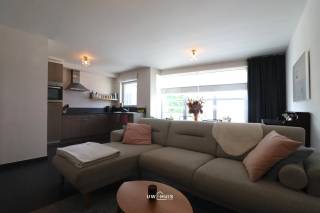 Bent u opzoek naar een instapklaar én recent appartement met twee slaapkamers, ruim terras én een autostaanplaats?<br />Lees en kijk dan snel even verder!<br /><br />Dit gezellig appartement is ideaal gelegen, in het centrum van Elversele. Scholen, winkels en het openbaar vervoer zijn vlakbij (op wandelafstand). Tevens zijn er verschillende wandel- en fietsroutes in de buurt dus dit appartement is ideaal voor natuurliefhebbers! Dit appartement heeft een gunstige EPC-waarde met label A (!). Dit appartement heeft achteraan een privatieve autostaanplaats én een kelderberging op -1. <br /><br />Indeling:<br />Ruime inkomhal met gastentoilet. Lichtrijke leefruimte met open keuken. De keuken is geïnstalleerd met kasten en toestellen. Berging met aansluiting voor het wasmachine en de droogkast. Badkamer met ligbad en dubbel lavabomeubel. Twee slaapkamers met rechtstreeks toegang tot het ruime én zonnige terras met een prachtig uitzicht over de gemeenschappelijke tuin achteraan. <br /><br />Dit appartement is vrij vanaf 1 oktober 2026 of eventueel vroeger, vanaf 1 september 2026.<br />De gemeenschappelijke kosten bedragen €25,00 per maand.