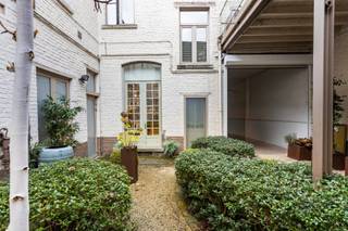 Cette propriété se compose d'un bâtiment commercial et d'un appartement, tous deux avec une entrée séparée. Au rez-de-chaussée se trouve un espace...