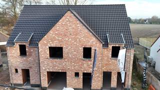 Deze nieuwbouwwoning is gelegen te Bovekerke en bestaat uit:Gelijkvloers: inkomhal - gastentoilet - bureau - lichtrijke living met open ingerichte...