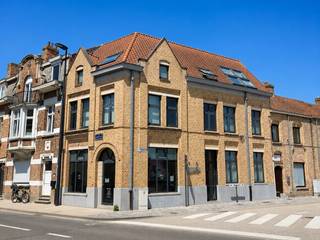 mooie opbrengsteigendom in hartje Diksmuide<br /><br />bestaande uit 6 eenheden, zijnde 1 handelspand en 5 kwaliteitsvolle studio's<br />alle 6 de kavels hebben elk hun eigen individuele verwarming op aardgas, elektriciteit en wateraansluiting<br />alles is goed verhuurd, hele mooie jaarhuuropbrengst<br /><br />***** UNIEKE AANBIEDING ***** 1 EIGENAAR *****<br /><br />Vraag meer info, plannen, attesten, huuropbrengsten, e.d. op via T 051-51.11.11<br /><br />EPC-resultaten : 
<ul>
	<li>gemeenschappelijke delen : UC 2820054</li>
	<li>handelspand op gelijkvloers : energielabel C - UC 2441029</li>
	<li>studio op gelijkvloers : 167 kWh/m² - energielabel B - UC 2071727</li>
	<li>studio op de 1ste verdieping op de hoek : 142 kWh/m² - energielabel B - UC 2441032</li>
	<li>studio op de 1ste verdieping : 138 kWh/m² - energielabel B - UC 2399609</li>
	<li>studio op de 2de verdieping op de hoek : 186 kWh/m² - energielabel B - UC 2441035</li>
	<li>studio op de 2de verdieping : 260 kWh/m² - energielabel C - UC 2399622</li>
</ul>