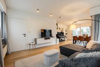 Zeer ruime HOB op een ruim hoekperceel van ca. 725 m² in hartje MerksplasMet een bewoonbare oppervlakte van ca. 245 m², 4 slaapkamers, 2 badkamers op...