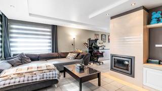 <p>Bent u op zoek naar een ruime woning met veel mogelijkheden, een mooie perceelbreedte en een uitstekende ligging? Dan is deze woning, gelegen aan de Totenbergstraat 20 te Paal, zeker het bekijken waard.<br /><br />Deze ruime gezinswoning beschikt over een bruikbare oppervlakte van maar liefst 197 m² en is gelegen op een mooi perceel van 6a48ca, met een straatbreedte van circa 24 meter. Dankzij de ruime oppervlakte, de praktische indeling en de extra mogelijkheden om bijkomende slaapkamers te creëren op zolder biedt deze woning heel wat potentieel voor gezinnen die op zoek zijn naar ruimte en comfort.<br /><br /><strong><u>Indeling:</u></strong><br />Gelijkvloers:<br /><br />Via de inkomhal met vestiaire en afzonderlijk gastentoilet komt u binnen in de woning. De ruime living biedt plaats aan een gezellige zithoek en eethoek en sluit aan op de keuken, die voorzien is van de nodige toestellen.<br /><br />Vanuit de keuken bereikt u via een sas het ruime terras, waardoor er een praktische verbinding is met de buitenruimte.<br /><br />Verder beschikt de woning over drie slaapkamers, een bureel dat eveneens als vierde slaapkamer kan worden ingericht en een badkamer.<br /><br /><u><strong>Kelderverdieping:</strong></u><br />De woning beschikt over een ruime kelderverdieping met verschillende praktische ruimtes.<br /><br />Hier bevindt zich een garage met sectionale poort, waardoor u uw wagen comfortabel en veilig binnen kunt parkeren.<br /><br />Verder omvat de kelderverdieping een cv-ruimte, een wasplaats/berging en een afzonderlijke provisiekelder. Het overige gedeelte van de kelderverdieping bestaat uit een kruipkelder.<br /><br /><strong><u>Zolderverdieping:</u></strong><br />De woning beschikt bovendien over een ruime zolderverdieping. Deze biedt, mits de nodige inrichting, de mogelijkheid om extra slaap-, hobby- of bureauruimtes te creëren. Hierdoor biedt de woning nog mooie uitbreidingsmogelijkheden en kan ze perfect meegroeien met de noden van een gezin.<br /><br /><u><strong>Buitenruimte:</strong></u><br />Het perceel van 6a48ca beschikt over een aangename buitenruimte en een ruim terras, waar u heerlijk kunt genieten van zonnige dagen of gezellig kunt tafelen met familie en vrienden.<br />De straatbreedte van circa 24 meter is bovendien een mooie troef en geeft het perceel een aangenaam gevoel van ruimte.<br /><br /><u><strong>Comfort en technische kenmerken</strong></u><br />De woning is voorzien van PVC-ramen met driedubbele beglazing, grotendeels uitgerust met rolluiken. De verwarming gebeurt op mazout.<br />De elektrische installatie is volledig conform, wat een belangrijke meerwaarde is.<br /><br /><u><strong>Ligging</strong></u><br />De woning is gelegen in de Totenbergstraat te Paal, in een aangename woonomgeving met een goede bereikbaarheid. In de nabije omgeving bevinden zich onder andere scholen, winkels, supermarkten, horeca, openbaar vervoer en diverse sport- en recreatiemogelijkheden.<br /><br />Ook de E313 is vlot bereikbaar, waardoor u een goede verbinding heeft richting Hasselt, Antwerpen en Luik. Ook omliggende gemeenten zoals Beringen, Tessenderlo, Ham en Lummen zijn gemakkelijk bereikbaar.<br /><br /><u><strong>Troeven</strong></u></p>

<ul>
	<li>Bruikbare oppervlakte van 197 m²</li>
	<li>Perceel van 6a48ca</li>
	<li>Straatbreedte van circa 24 meter</li>
	<li>3 slaapkamers + bureel/4e slaapkamer</li>
	<li>Ruim terras</li>
	<li>Kruipkelder</li>
	<li>Ruime zolder met mogelijkheid tot het creëren van extra ruimtes</li>
	<li>PVC-ramen met driedubbele beglazing</li>
	<li>Grotendeels voorzien van rolluiken</li>
	<li>Elektrische installatie volledig conform</li>
	<li>Gelegen op een ruim perceel met een mooie straatbreedte</li>
	<li>Goede bereikbaarheid van winkels, scholen, openbaar vervoer en de E313</li>
</ul>