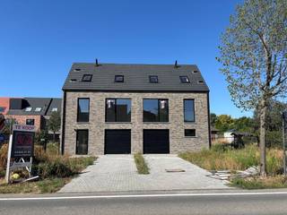 De woning 197 m² bestaat op het gelijkvloers uit een inkomhal met berging (wasplaats) en gastentoilet die uitgeeft op de garage met automatische poort. Achteraan bevindt zich de ruime woonkamer met open keuken en schuifraam naar de tuin. <br /><br />De verdieping is ingedeeld in 3 mooie slaapkamers van respectievelijk 17 m², 15 m² en 10 m², apart toilet en badkamer. <br /><br />Via een vaste trap komt men in de ruime zolder 30 m² die nog naar keuze kan ingedeeld worden.<br /><br />De woning is zeer goed gelegen, nabij het centrum van Zoersel op wandelafstand van alle winkels en openbaar vervoer.<br /><br />Afwerking wordt volledig gedaan volgens lastenboek. Op die manier kan men volledig zelf kiezen hoe alles afgewerkt. <br /><br />Aankoop onder 6% BTW mogelijk!