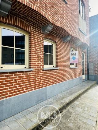 Dit aangenaam en ruim appartement beschikt over twee volwaardige slaapkamers en biedt alle comfort voor wie rustig en comfortabel wil wonen.<br />Het appartement omvat een ruime en lichtrijke woonkamer met open, volledig geïnstalleerde keuken en een praktische berging.<br />De badkamer is ruim en voorzien van zowel een ligbad als een douche. Daarnaast is er ook een apart gastentoilet aanwezig.<br />Een grote troef van dit appartement is de ruime tuin, ideaal om te ontspannen of te genieten van het buitenleven.<br /><br />Indeling:
<ul>
	<li>2 slaapkamers</li>
	<li>ruime badkamer met ligbad en douche</li>
	<li>apart gastentoilet</li>
	<li>ruime woonkamer met open geïnstalleerde keuken</li>
	<li>praktische berging</li>
	<li>grote tuin</li>
</ul>
Beschikbaar: vanaf 1 mei 2026<br /><br />Huurvoorwaarden:
<ul>
	<li>eerste maand huur vooruit te betalen</li>
	<li>huurwaarborg: 3 maanden huur</li>
	<li>huurder betaalt de helft van de plaatsbeschrijving</li>
	<li>forfaitaire gemeenschappelijke lasten: €15/maand</li>
</ul>
Interesse? Neem gerust contact op voor meer informatie of een bezichtiging.