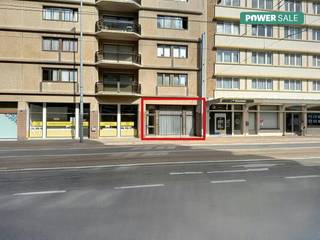 In het centrum van Sint-Idesbald (Koksijde) vinden we dit gelijkvloers appartement (95 m²) met ruime garage te koop. Zeer goed gelegen, vlakbij winkels, horeca, openbaar vervoer en de zee. De absolute troef is de inbegrepen ruime garage met berging, toegankelijk via het Jaakpad. Tevens mogelijkheid tot het omvormen van het appartement naar een handelsgelijkvloers. INDELING:> Gelijkvloers:- leefruimte met keuken- 2 slaapkamers- apart toilet- badkamer met bad, douche en dubbele lavabo> Vanuit het appartement is er toegang tot de ruime garage met berging, met inrit langs het Jaakpad.ALGEMEEN:- elektrische verwarming- EPC F (622 kWh/(m² jaar))De eigendom wordt aangeboden via de Power-sale formule. De vermelde prijs is een instelprijs. Voor meer info, gelieve contact op te nemen met de dossierverantwoordelijke Ellen Vandenbussche 0474 49 47 89.Dit pand is onderworpen aan de renovatieverplichting van de Vlaamse overheid voor residentiële gebouwen (behoudens bij sloop binnen 5 jaar na de aankoop). Consulteer voor meer informatie de website van het Vlaams Energie- en Klimaatagentschap via https://www.vlaanderen.be/een-woning-kopen/renovatieverplichting-voor-residentiele-gebouwen