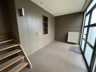 Zeer goed uitgeruste woning met garage en tuin!<br /><br />Deze ruime woning is volledig instapklaar en is voorzien van heel wat ingemaakte kasten.<br /><br />Ze beschikt op het gelijkvloers over een ruime inkomhal met ingemaakte kasten, woonkamer met veel lichtinval, goed uitgeruste keuken, wasplaats met alle aansluitingen en douche, 2 aparte toiletten en ruime technische berging. <br /><br />Op de eerste verdieping vinden we 3 zeer ruime slaapkamers en de badkamer met opnieuw douche en 3de toilet. Eén van de kamers is voorzien van een dressing met opnieuw ingemaakte kasten. Deze kamer heeft het genot van elektrisch te bedienen rolluiken. <br /><br />Verlichting, gordijnen en vliegenramen zijn grotendeels overal voorzien. <br /><br />Via de oprit aan de zijkant van de woning is er aansluiting naar de privé garage en ruim terras met tuin. <br /><br />De troeven:<br /><br />- Tuin<br />- Garage<br />- 3 ruime slaapkamers<br />- Instapklaar<br />- 2 badkamers<br /><br />Beschikbaar vanaf 01/11/2026 of in overleg vanaf 01/10/2026.<br /><br />Heb je interesse? Vraag uw bezoek aan via onze website https://www.immovl.be/te-huur/list en druk op de knop '<strong>IK WENS EEN BEZOEK</strong>'.