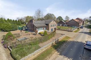 <p><span>Prachtige landelijke villa met uitstekende ligging en ruime opslagmogelijkheden.</span></p><p><span> </span></p><p><span>Deze charmante landelijke villa geniet van een uitstekende ligging met vlotte verbindingen naar Leuven, Brussel en Hasselt. Het domein beschikt over drie afzonderlijke toegangen, wat een optimale bereikbaarheid garandeert, ook voor grotere voertuigen. Achteraan bevindt zich een ruime stelplaats, ideaal voor het stallen van een mobilhome met boot of voor het opslaan van materiaal voor zelfstandigen.</span></p><p><span> </span></p><p><span>De villa zelf biedt een zee van ruimte en comfort. Met vijf slaapkamers, waarvan twee voorzien van wateraansluiting en een aparte studio is deze woning perfect voor een groot gezin of mensen met een thuiswerkbehoefte. De volledig ingerichte keuken sluit aan op de gezellige veranda, die op haar beurt uitkijkt op de prachtig aangelegde tuin.</span></p><p><span> </span></p><p><span>Daarnaast beschikt de woning over een ingerichte badkamer en een volledig afgewerkte kelder met plaats voor drie wagens. Extra praktisch is de sanitaire ruimte in de kelder, ideaal voor gebruik tijdens warme zomerdagen aan het zwembad. Deze villa werd reeds energetisch gerenoveerd en heeft een energiescore EPC B.</span></p><p><span> </span></p><p><span>Kortom deze villa combineert rust, ruimte en functionaliteit op een toplocatie. </span></p><p><span> </span></p><p><span>Bijzonderheden</span><span>:</span></p><p><span> </span></p><ul><li><span>Gunstig EPC-label B</span></li><li><span>ventilatiesysteem in alle kamers</span></li><li><span>airco</span></li><li><span>alarmsysteem</span></li><li><span>rolluiken en vliegenramen</span></li><li><span>zwembad met warmtepomp</span></li><li><span>2 slaapkamers met aansluiting warm en koud water</span></li><li><span>mogelijkheid tot 2 extra zolderkamers</span></li><li><span>kelder met 3 autostaanplaatsen, sanitaire voorzieningen en extra ruimte met openhaard</span></li><li><span>achteraan in de tuin stelplaats van 62m² met aparte ingang voor grotere voertuigen</span></li><li><span>weide van 900m² apart perceel</span></li></ul><p><span> </span></p><p><span> </span></p>