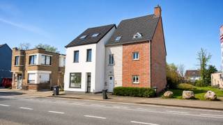 De locatie van dit appartement is ideaal, met winkels, restaurants en openbaar vervoer op loopafstand. Bovendien is er voldoende parkeergelegenheid in de buurt, wat het gemakkelijk maakt voor bewoners en gasten om te parkeren. <br /><br />Dit appartement biedt alle nodige ruimte en comfort voor een aangenaam verblijf. Bij binnenkomst bevind je je in de inkomhal, die leidt naar de woonkamer. De woonkamer staat in verbinding met de keuken. Het appartement beschikt over twee slaapkamers. De ingerichte badkamer is voorzien van een ligbad. Buiten vind je een terras waar je kunt genieten van de buitenlucht.<br /><br />Het appartement is beschikbaar vanaf 08/2026.<br />De huurprijs bedraagt €785/ maand.<br /><br />Het appartement is goed onderhouden en heeft een EPC-waarde van 177.00, wat resulteert in een energielabel B. Dit betekent dat het appartement energiezuinig is.<br /><br />Kortom, dit dakappartement in Lokeren is een geweldige kans voor iedereen die op zoek is naar een comfortabele en energiezuinige woonst. Maak snel een afspraak voor een bezichtiging en ontdek de mogelijkheden van dit unieke appartement.