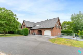 Gelegen in een landelijk gebied en omringd door uitgestrekte velden vinden we deze unieke ééngezinswoning terug.<strong> </strong>De verborgen parel is gelegen op een perceel van 12.816 m² en beschikt over een bewoonbare oppervlakte van 326m² (volgens EPC-attest). Ongeveer de helft van het perceel werd omgezet in bebossing, waardoor het tuinonderhoud een pak interessanter wordt. De woning is volledig onderkelderd en beschikt over een dubbele garage, voorraadkamer en polyvalente (opslag)ruimte. Inkomhal met vestiaire en gastentoilet, woonkamer met fantastisch zicht op de tuin, hyper geïnstalleerde keuken met aansluitend (overdekt) terras en annex berging/wasplaats. Open ruimte boven leefgedeelte, aansluitend de master bedroom met naastliggende slaapkamer die kan omgevormd worden tot badkamer (afvoer en toevoer voorzien). In de andere vleugel van de woning bevinden zich de drie overige slaapkamers en de geïnstalleerde badkamer. Volledig omheinde tuin, riante oprit met geautomatiseerde poort, inrijhelling voor garages in kelder, aparte garagebox, opbouwzwembad met sturing en de gezellige chalet. Het bijgebouw bestaat uit een apart toilet, leefruimte met keuken en aansluitend de slaapkamer met douche en wastafel. CV op aardgas (HR ketel 2021) | HR beglazing aluminium | EPC label B | Warmtepomp (airco) in leefruimte en alle slaapkamers | Zonnepanelen 12.390 Wp. Laurence (BIV 541 501) organiseert voor deze woning de bezoeken, mits het maken van een afspraak.