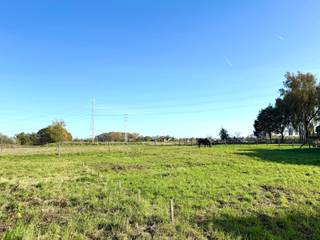 RUSTIG en MOOI GELEGEN BOUWGROND voor VILLA op 648m2, OPEN ZICHT VOOR- en ACHTERAAN. Rustige locatie doch genietend van een vlotte...