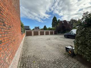 De parkeerplaats is gelegen op het parkeerterrein van een appartementsgebouw. Ze is voorzien van een beugel en is per direct beschikbaar.<br /><br />Gelegen in het centrum van wommelgem en geschikt voor een wagen.<br /><br />Benieuwd? Contacteer ons en vraag uw bezoek aan.