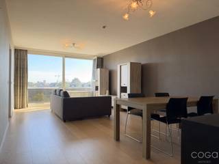 <p>Dit goed onderhouden appartement bevindt zich op een centrale locatie in Schoten op wandelafstand van winkels, scholen en openbaar vervoer, alsook het park VORDENSTEIN is vlakbij.</p>
<p>Het appartement bevindt zicht op de vierde verdieping en is bereikbaar met een lift.</p>
<p>Indeling als volgt:<br />Inkomhal met bergkast en apart toilet, vooraan leefruimte met schuifraam en open uitzicht, vernieuwde keuken ingericht met kasten en toestellen (ATAG en NOVY). Vanuit de inkomhal toegang tot de 2 slaapkamers (14m²/11m²) en een badkamer met combinatie ligbad/douche met douchewand, lavabo met spiegelkast en aansluiting voor wasmachine.</p>
<p>Het appartement heeft vooraan een klein balkon rechtstreeks aan de woonkamer.<br />In de kelderverdieping is er een privé kelderberging (2m²) alsook een gemeenschappelijke fietsenberging.</p>
<p>Het appartement is zeer goed onderhouden en instapklaar.</p>
<p>Er hoort GEEN garage of parkeerplaats bij dit appartement.</p>
<p>Huurprijs: 800 euro/maand<br />Forfaitaire bijdrage in de gemeenschappelijke kosten: 225 euro/maand (inclusief verwarming/warm water, waterverbruik, onderhoud en keuring liften, gemeenschappelijk verbruik elektriciteit, onderhoud gemene delen, huisvuil, etc...)</p>
<p>Beschikbaar: 01 november 2026</p>