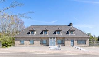 Vous recherchez une propriété qui allie à la perfection habitat et travail ? Découvrez cette charmante villa avec bureaux, située à un...