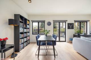 Dit smaakvol GELIJKVLOERSappartement is INSTAPKLAAR en VERZORGD.<br /><br />Het omvat een hal, een living met veel daglicht, een open keuken met toestellen, een badkamer met inloopdouche en 2 ruime terrassen.<br /><br />De autostaanplaats is beschikbaar voor 15.000 euro.<br /><br />Een extra plus is de groene omgeving. De achtergelegen mega-tuin (1.200 m2, gemeenschappelijke tuin met robotmaaier) is ideaal voor jouw familiefeestjes, BBQ,...<br />Achter deze eigendom is het nieuwe landschapspark met speel -en ontmoetingsplekken in volle groei.<br /><br />Het appartement maakt deel uit van een historisch pand, de oude Rijkswachtkazerne, volledig gestript en gerenoveerd met hoogwaardige materialen.<br /> <br />- verkoop onder het gunstig tarief 2% registratierechten, mits voorwaarden.<br />- HOGE plafonds zorgen voor een prachtig licht -en ruimtegevoel.<br />- Je hoeft zelf geen werken meer uit te voeren, het is VOLLEDIG opgeschilderd en instapklaar.<br />- nieuwe grote aluminium ramen van het kwaliteitsmerk Schüco,  met dubbele beglazing.<br />- mooie buurt. TOPLIGGING, Je vindt alles op wandelafstand (scholen, winkels, sportinfrastructuur, openbaar vervoer,...)<br />- individuele meters voor water, gas en elektriciteit.<br />- Het heeft een EPC-score van 169 kwh/m2, dit betekent dat het appartement ZEER energiezuinig is.<br />- gemeenschappelijke fietsenberging en berghok.<br />- elektriciteit conform AREI.<br />- slechts 16 minuten met de trein naar het centrum van Antwerpen.<br />- rustige fietsstraat.<br />- In Zwijndrecht krijg je een hoge tussenkomst voor je Lijn-abonnement en dit voor heel het gezin.<br /><br />Zie jij jezelf al wonen in dit stijlvol appartement of ben je op zoek naar een instapklare opbrengsteigendom ? Bel Sven 0477/31.99.93 voor een afspraak of meer informatie.<br /><br />bron oppervlakte, volgens EPC-attest.<br />Stedenbouwkundige inlichtingen in aanvraag.<br /><br />Schrijf je in op onze site immoboost.be en mis het volgende aanbod niet.<br /><br /><br /> 