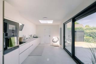 <p><span>Destelbergen - Instapklare halfopen bebouwing met 3 slaapkamers en garage </span></p><p><span> </span></p><p><span>Bent u op zoek naar een instapklare gezinswoning waar comfort en energiezuinigheid centraal staan? Deze halfopen bebouwing werd in 2026 volledig gerenoveerd en biedt met drie slaapkamers, een garage en een aangename tuin alles wat u nodig heeft voor hedendaags wooncomfort. </span></p><p><span> </span></p><p><span>Troeven: </span></p><ul><li><span>Volledig gerenoveerd in 2026 met EPC-label A als resultaat</span></li><li><span>3 volwaardige slaapkamers </span></li><li><span>Energiezuinige woning met 6 zonnepanelen, driedubbele beglazing en een lucht-lucht warmtepomp</span></li><li><span>Garage met automatische poort en ruime oprit</span></li><li><span>Vlotte verbinding</span></li></ul><p><span> </span></p><p><span>Gelijkvloers: </span></p><p><span>U wordt verwelkomd in een inkomhal met ingemaakte kasten. Van hieruit komt u in de lichtrijke leefruimte met open keuken. Grote raampartijen zorgen voor een aangename lichtinval en een mooie verbinding met de tuin. De volledig uitgeruste keuken beschikt over een praktische berging en biedt rechtstreeks toegang tot het terras en de tuin. Een gastentoilet vervolledigt het gelijkvloers. </span></p><p><span> </span></p><p><span>Verdiepingen: </span></p><p><span>Op de eerste verdieping bevinden zich twee slaapkamers en een badkamer met inloopdouche. De tweede verdieping biedt een ruime derde slaapkamer met voldoende ruimte voor de mogelijkheid tot het creëren van een dressing. </span></p><p><span> </span></p><p><span>Buitenruimte: </span></p><p><span>De tuin die nog voorzien zal worden van grasmatten en het terras vormen een aangename plek om te genieten. Daarnaast beschikt de woning over een garage met automatische poort en een ruime oprit met plaats voor meerdere wagens. </span></p><p><span> </span></p><p><span>Praktische info: </span></p><p><span>Richtprijs: 450.000 euro </span></p><p><span>EPC: A</span></p><p><span> </span></p><p><span>Interesse? Neem gerust contact op voor meer informatie of om samen een bezoek in te plannen. </span></p><p><span> </span></p><p><span> </span></p><p><span> </span></p>