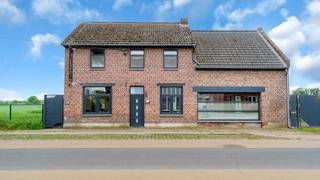 Welkom op de Molenveld 21 te Dilsen-Stokkem.<br /><br />Bent u op zoek naar een instapklare en veelzijdige woning op een uitstekende locatie in Dilsen-Stokkem?<br />Bent u op zoek naar een eigendom waar wonen en werken perfect gecombineerd kunnen worden, met mogelijkheden voor een kapsalon en of praktijkruimte?<br />Dan is deze woning precies wat u zoekt!<br /><br />Ontdek deze woning alvast via de videoreportage:<br />👉 https://vimeo.com/1192190623<br /><br />Deze woning werd oorspronkelijk gebouwd in 1918 op een perceel van 4a 99ca. Deze woning werd doorheen de jaren grondig gerenoveerd en gemoderniseerd. Hierdoor geniet u vandaag van een instapklare woning met hedendaags wooncomfort.<br /><br />Met een netto bewoonbare oppervlakte van ca. 201 m² en een bruikbare oppervlakte van ca. 230 m² biedt deze woning verrassend veel ruimte en mogelijkheden voor gezinnen of kandidaat-kopers die wonen en werken willen combineren.<br /><br />Troeven van de woning:<br />✔ Instapklare en gerenoveerde woning <br />✔ Handelsruimte/kapperszaak aanwezig<br />✔ Dubbel glas in PVC en aluminium<br />✔ Verwarming op gas &amp; gashaard<br />✔ Gunstig EPC ( C-label )<br />✔ 3 slaapkamers <br />✔ 2 badkamers<br />✔ Zonnepanelen aanwezig<br />✔ Airconditioning aanwezig<br />✔ 24 zonnepanelen aanwezig<br />✔ Inpandige garage<br /><br />Indeling<br /><br />Gelijkvloers: 126 m² <br />Het gelijkvloers bestaat uit: inkomhal, toilet, kappersruimte, woonkamer, eetkamer, keuken, badkamer en garage.<br /><br />Verdiep 1: 75 m²<br />Via de vaste trap bereikt u het verdiep.<br />Op het verdiep beschikt u over een nachthal, slaapkamer 1, slaapkamer 2, slaapkamer 3 en badkamer.<br /><br />Tuin:<br />De tuin is volledig omheind en aangelegd.<br />De breedte van het perceel, vanaf de bouwlijn, bedraagt circa 31 meter.<br /><br />Documenten<br />Het EPC-verslag en de grondplannen kan u eenvoudig downloaden in bijlage. Het asbestattest en de elektrische keuring is in aanvraag en wordt u spoedig bezorgd.<br /><br />Interesse in een bezichtiging?<br />Bel ons via 089 391 555 of mail naar info@frerevastgoed.be.<br /><br />* Opmetingen van de binnenmaten zijn indicatief en kunnen licht afwijken.