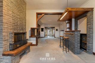 Interesse? Meer informatie op www.SWEVERS.be. - Deze halfopen bebouwing met aanpalende loods op de Kuringersteenweg 488 in Hasselt biedt...