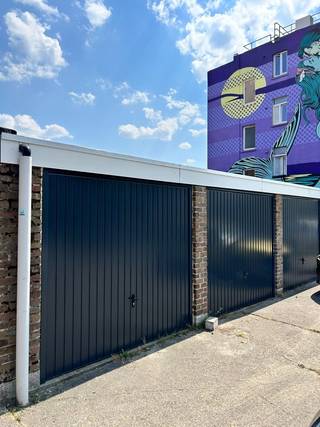 Garages fermées avec de nouveaux portails à vendre, dimensions : largeur 2,65 m - profondeur 5,83 m. Vous avez la possibilité d'installer une borne de recharge pour votre voiture électrique afin de la recharger rapidement !!!!