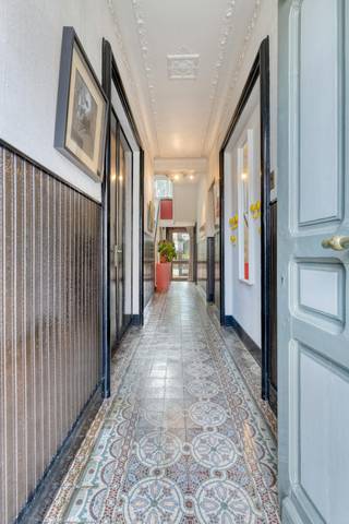 Deze uitstekend onderhouden woning, gebouwd in 1930, beschikt over een royale bewoonbare oppervlakte van 282 m² op een perceel van 700 m². Dankzij het EPC-label D geldt bovendien geen renovatieverplichting, waardoor u onmiddellijk kunt genieten van deze prachtige eigendom.<br /><br />Bij het betreden van de woning springen de vele authentieke elementen meteen in het oog. De hoge plafonds, karaktervolle afwerking en royale ruimtes zorgen voor een warme en stijlvolle sfeer die perfect wordt gecombineerd met het uitstekende onderhoud door de huidige eigenaars.<br /><br />Met maar liefst zeven volwaardige slaapkamers biedt deze woning uitzonderlijk veel ruimte, ideaal voor grote gezinnen, een vrij beroep of wie op zoek is naar extra kamers voor hobby's of thuiswerk.<br /><br />Ook de buitenomgeving vormt een absolute troef. Achteraan bevindt zich een verzorgde en aangename tuin met een vijver en een praktisch bijgebouw, waar u in alle rust kunt genieten van het groen. Via de zijpoort beschikt u bovendien over een handige doorgang naar de tuin, wat extra comfort biedt voor fietsen, tuinmateriaal of ander materiaal.<br /><br />De ligging is eveneens een belangrijk pluspunt. U geniet hier van een vlotte verbinding naar Roeselare, de belangrijkste invalswegen en de Belgische kust, terwijl alle dagelijkse voorzieningen zoals winkels, scholen en openbaar vervoer zich in de nabije omgeving bevinden.<br /><br />Kortom, een uitzonderlijke karakterwoning waar ruimte, authenticiteit, een uitstekende staat van onderhoud en een gunstige ligging perfect samenkomen.<br /><br />De eigendom wordt aangeboden via de Pre-sale formule. Van 24/08/2026 om 09:00 tot 29/08/2026 om 12:00 kan u het huis op afspraak komen bezichtigen en een bod uitbrengen. De vermelde prijs is een instelprijs. Voor meer info, gelieve contact op te nemen met de dossierverantwoordelijke.<br /><br />Bestuursmaatregelen in het maatregelenregister: nee