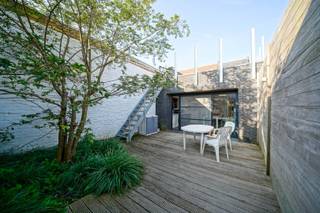 Aan de markt van Oudenburg vind je deze goed gelegen handelszaak met bovenwoning. Voorheen een lingeriewinkel, is dit pand ideaal voor nieuwe, enthousiaste eigenaars. De commerciële ligging is perfect, met veel voetgangers en autoverkeer.<br /><br />De handelsruimte op het gelijkvloers beschikt over een grote etalage, een paskamer, ingebouwde kasten, en een ruime achterruimte die momenteel als kantoor/wasplaats dient en toegang geeft tot een privéterras. Vroeger werd deze ruimte gebruikt als wellness.<br /><br />Het woongedeelte op de eerste verdieping omvat een lichte woonkamer, ruime keuken met eetplaats en een zonnig dakterras. Op de tweede verdieping zijn er drie slaapkamers, een badkamer en een apart toilet. De zolder biedt extra opbergruimte of kan als extra kamer dienen.<br /><br />Er is een uitweg naar de Abdijlaan met een ruime berging (kleine garage), en de mogelijkheid voor een carport of parkeerplaats met aanpalende tuin en doorgang naar het terras.<br /><br />Deze eigendom ligt centraal, nabij winkels en faciliteiten, met vlotte toegang tot Brugge en Oostende.<br /><br />Troeven:<br />- Moderne, instapklare woning<br />- Wonen boven je eigen zaak<br />- Gunstig EPC, geen renovatieplicht<br />- Uitweg in de Abdijlaan voor leveringen of privégebruik<br />- Buitenruimtes: terras en kleine stadstuin