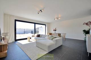 Deze moderne nieuwbouwwoning is rustig gelegen in <strong>Otegem</strong>, een deelgemeente van Zwevegem, en geniet van een uitstekende bereikbaarheid. U bevindt zich op korte afstand van Avelgem en Anzegem, met een vlotte verbinding naar Kortrijk en Waregem. Bovendien is de E17 snel bereikbaar, wat deze woning ideaal maakt voor pendelaars.<br /><br />De <strong>indeling</strong> van de woning gaat als volgt: via de inkomhal met gastentoilet en praktische berging betreedt u de woning. Aansluitend komt u in de lichtrijke leefruimte, waar u geniet van een aangename connectie met de tuin. De open indeling zorgt voor een ruimtelijk gevoel en omvat een gezellige zithoek, eetplaats en een volledig uitgeruste keuken.<br /><br />Op de eerste verdieping bevinden zich <strong>drie slaapkamers</strong> en een moderne badkamer, uitgerust met een toilet, ligbad, douche en wastafel. Via een vaste trap bereikt u de zolderverdieping, die tal van mogelijkheden biedt, zoals een extra slaapkamer, bureau of hobbyruimte.Daarnaast beschikt de woning over een ruime <strong>garage</strong> van maar liefst <strong>40 m²</strong>.<br /><br />Op vlak van comfort en energiezuinigheid is deze woning volledig mee met haar tijd. De verwarming gebeurt via een warmtepomp in combinatie met vloerverwarming, wat zorgt voor een aangenaam binnenklimaat. Bovendien zijn er zonnepanelen voorzien.<br /><br />Meer info? Contacteer Els 0478 61 64 34 of els@immoroman.be