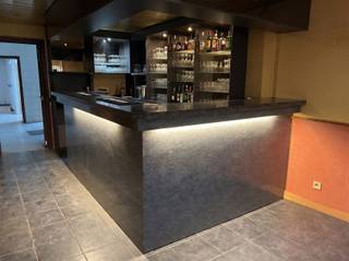 Welkom in dit unieke commercieel pand in het hartje van Ronse, perfect gelegen t op het centrale Rooseveltplein. Dit veelzijdige pand biedt u oneindige mogelijkheden voor uw zakelijke ambities. Het gelijkvloers beschikt over een ruime winkelruimte met grote glazen vitrines en moderne inrichting, ideaal voor detailhandel, een horecazaak of ander retailconcept. De open en aantrekkelijke ruimtes zijn voorzien van professionele verlichting en sfeervol afgewerkt met een harmonische mix van warme geel- en terracottatoenen. Op de eerste verdieping vindt u twee slaapkamers en een badkame, geschikt voor woonruimte mits de nodige verfraaiingen.Dit pand staat op een toplocatie met veel voetgangersverkeer en zichtbaarheid. Een zeldzame kans voor ondernemeners om een commercieel concept te starten in het centrum van Ronse.