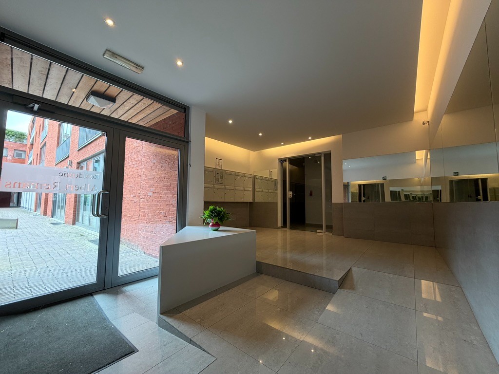 Genk-centrum, Oude Markt 4 bus 11: Ruim en energiezuinig appartement (133 m²) met 2 slaapkamers, overdekt terras en dubbele autostaanplaats. - foto 4