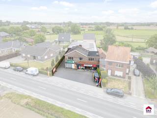 strong>Unieke combinatie van handel en wonen op commerciële topligging!
<p>Ontdek dit veelzijdige handelspand met woonst en ruime opslagmogelijkheden, strategisch gelegen tussen Dentergem en Aarsele – een zichtlocatie met uitstekende visibiliteit voor uw zaak.</p>
<p>De handelsruimte van maar liefst <strong>360 m²</strong> is momenteel ingericht als buurtwinkel en biedt talloze mogelijkheden voor retail, showroom of vrij beroep. Aansluitend bevindt zich een ruim magazijn van <strong>150 m²</strong> op het gelijkvloers, voorzien van een koelcel. De verdieping van <strong>350 m²</strong> is ideaal voor extra stockage, atelier of creatieve invulling. Vooraan zijn er verschillende parkeerplaatsen. </p>
<p>Het woongedeelte biedt een inkomhal, woonkamer, bureauruimte en een ingerichte keuken met ontbijthoek (uitgerust met keramische kookplaat, dampkap, oven, vaatwas en dubbele spoelbak). Achteraan bevindt zich nog een achter inkom met wastafel, wasplaats/technische ruimte met douche en apart toilet.</p>
<p>Op de <strong>eerste verdieping</strong> vindt u een nachthal, <strong>3 volwaardige slaapkamers</strong>, een badkamer met ligbad en wastafel, een tweede leefruimte of hobbykamer en een extra berging. Er is bovendien een ruime bergzolder en een droge kelder.</p>
<p><strong>Troeven van dit pand:</strong></p>
<ul><li>
<p>Commerciële zichtlocatie met parking voor de deur</p>
</li><li>
<p>Grote handelsruimte met magazijn en stockageruimte</p>
</li><li>
<p>Woonst met mogelijkheid tot 5 slaapkamers</p>
</li><li>
<p>Nieuwe aluminium ramen met hoogrendementsglas</p>
</li><li>
<p>Geschikt voor combinatie wonen-werken of rendabele investering</p>
</li></ul>
<p>Laat u verrassen door de ruimte en het potentieel van dit unieke pand. Contacteer ons voor een bezoek en ontdek alle mogelijkheden!</p>