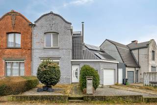 We betreden de woning via de inkomhal, die toegang biedt tot de gezellige leefruimte met inbouwhaard.Achteraan bevindt zich de vernieuwde keuken,...