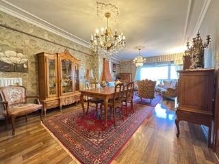 Dit ruim appartement van 112 m² is ideaal voor wie op zoek is naar een centrale ligging en veel wooncomfort. Gelegen op wandelafstand van het...