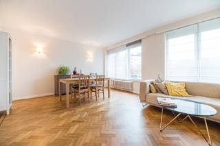1040 Etterbeek (Place du Roi Vainqueur 13) - Ideaal gelegen aan de Place du Roi Vainqueur met een prachtig vrij uitzicht, biedt Trevi u een mooi appartement met 3 slaapkamers van ± 112 m². Het appartement bestaat uit een inkomhal/garderobe, een ingerichte keuken met toegang tot het balkon, een ruime, lichte woonkamer van ± 30 m² op het westen, een nachthal, 3 slaapkamers, een badkamer en een toilet. In de kelder: fietsenstalling, vuilnisruimte en 1 eigen kelderruimte. PVC-ramen met dubbele beglazing. EPB: F (306 kWh/m²/jaar en 61 kg CO₂/m²/jaar). Het appartement is momenteel verhuurd sinds 01/02/2022 tegen een basishuurprijs van 1050 € / maand + 180 € / maand aan bijkomende kosten (eigen verwarming, warm en koud water, en verbruik van de gemeenschappelijke ruimtes). Eigen bewoning mogelijk met een opzegtermijn van 6 maanden. Meer informatie en bezichtigingen aanvragen bij Louis op 0477 57 98 87 of per e-mail LMEERT@TREVI.BE