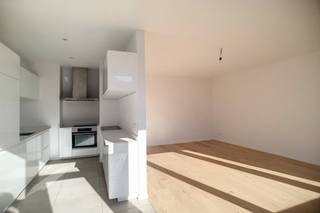 Seulement un contrat de 9 ans.

Appartement moderne avec 2 chambres à proximité du cimetière d'Ixelles. 

Troisième étage : Hall d'entrée (7m²) avec toilette séparée (2m²) et buanderie (2m²) avec toilette supplémentaire, séjour (35m²) avec cuisine ouverte (réfrigérateur, congélateur, lave-vaisselle, four, plaque de cuisson, hotte), chambre 1 (14m² ) avec placards intégrés, salle de bains (4m²) (douche dans la baignoire, 2 lavabos intégrés), chambre 2 (11m²). 

Autres informations : Double vitrage, chauffage au gaz, cave (2m²),…
 
Forfait de 100 euros pour les charges communes. 

Idéalement situé dans un quartier agréable à deux pas du cimetière d'Ixelles, de la VUB, de l'ULB, des commerces et supermarchés.
